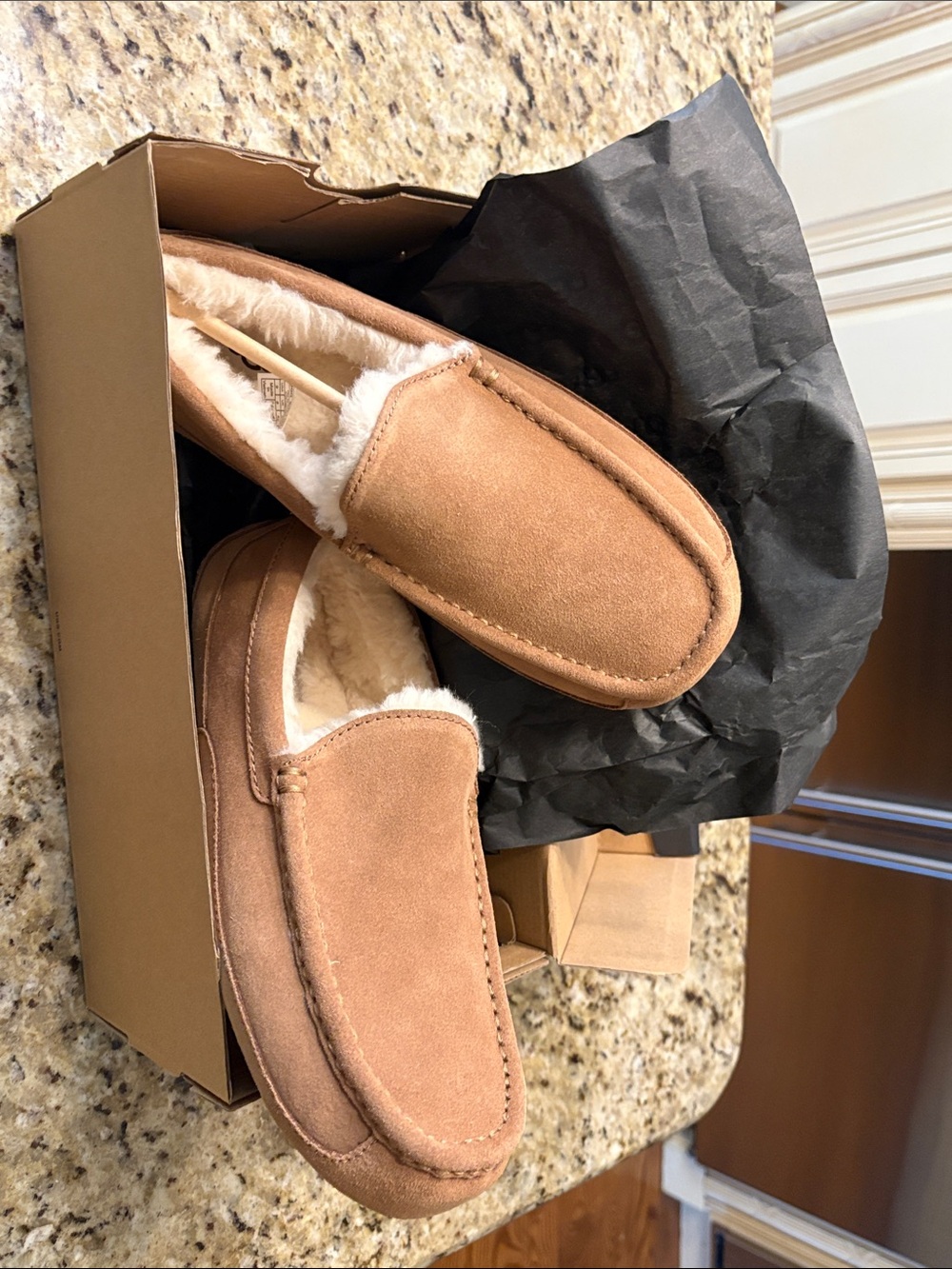 UGG Woman’s or Men Chestnut Suede Shearling Slip-On Moccasins, size 9, NEw